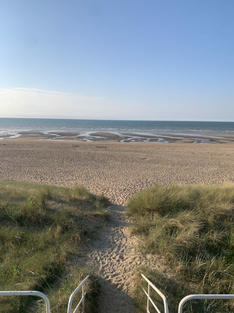 chemin de sable, plage, mer et ciel bleu